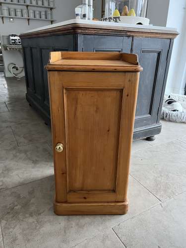 Victorian Pine Pot Cupboard with Internal Shelf.