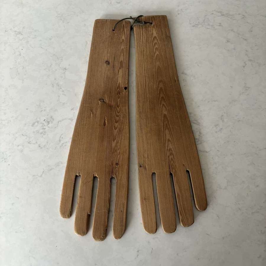 Early 20th Century Pair of Pine Glove Stretchers - Driers